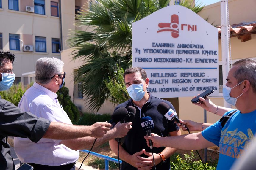 Πρόεδρος ΣΥΡΙΖΑ-Προοδευτική Συμμαχία, Αλέξης Τσίπρας έξω από το νοσοκομείο της Ιεράπετρας