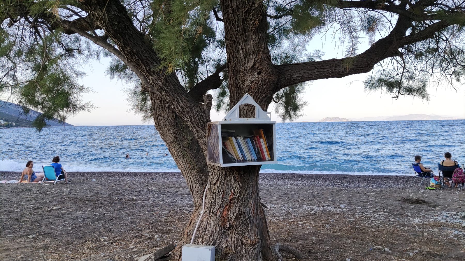Νέα Επίδαυρος: Μια δανειστική βιβλιοθήκη στην παραλία