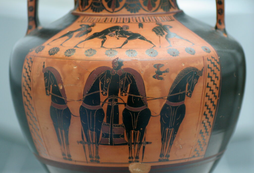 Παναθηναϊκός Αμφορέας με παράσταση ηνίοχου πάνω σε τέθριππο, προέρχεται από την Αθήνα, χρονολογείται το 420 - 400 π.Χ., Βρετανικό Μουσείο