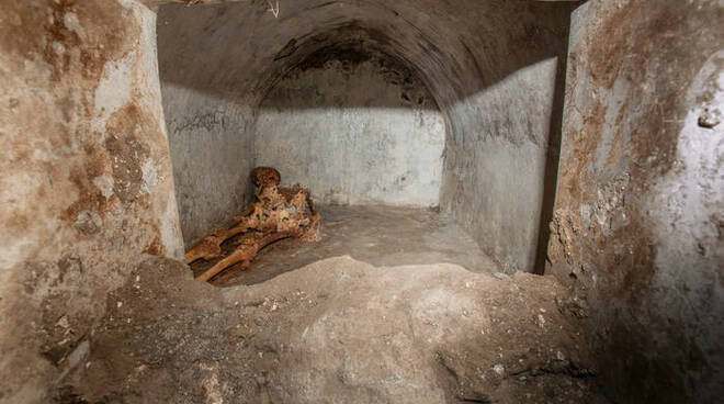 Το εσωτερικό του τάφου με τον σκελετό του νεκρού