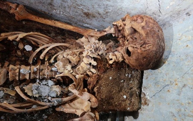 Λεπτομέρεια από τον σκελετό του Marcus Venerius Secondus όπου διακρίνονται τα μαλλιά και το αυτί.