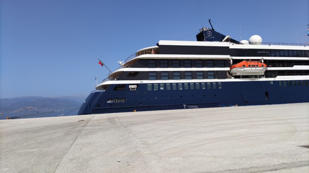 World Navigator στο λιμάνι του Ναυπλίου
