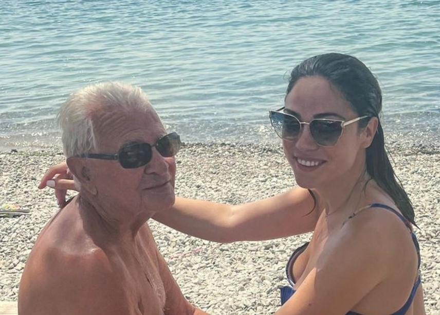 Μπάγια Αντωνοπούλου: Μπάνια στην Ερμιόνη με τον παππού της