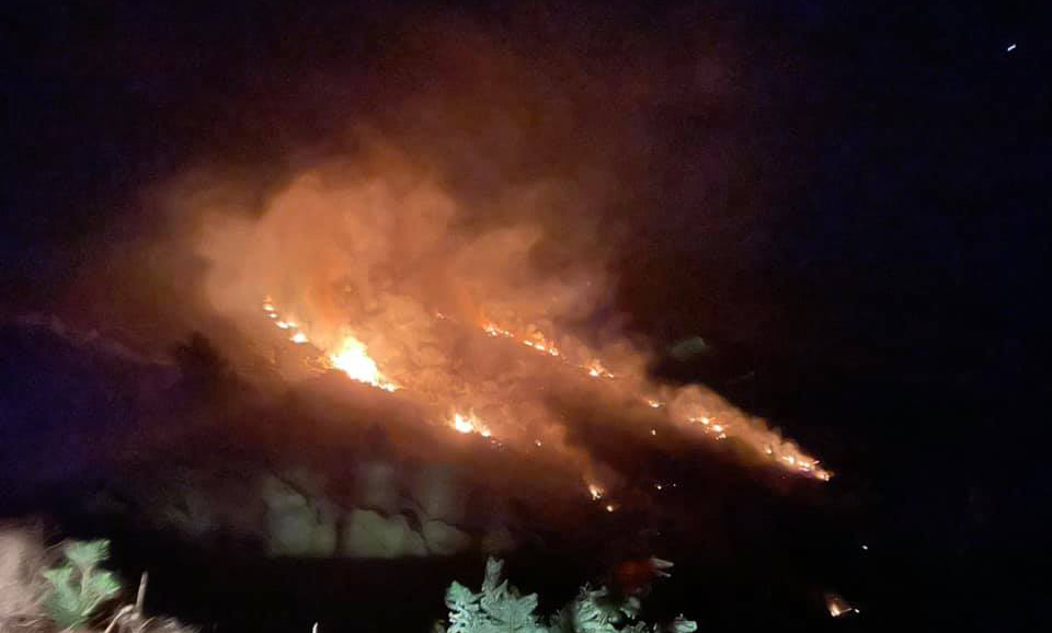 Ταΰγετος: Μεγάλη φωτιά πάνω από τη Δήμιοβα προς Αράχωβα – Ολονύχτια μάχη με τις φλόγες