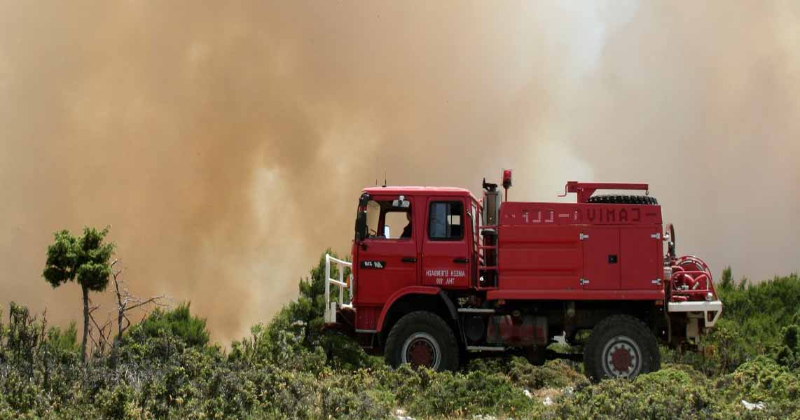 Κορινθία: Φωτιά καίει πευκοδάσος στις Κεχριές