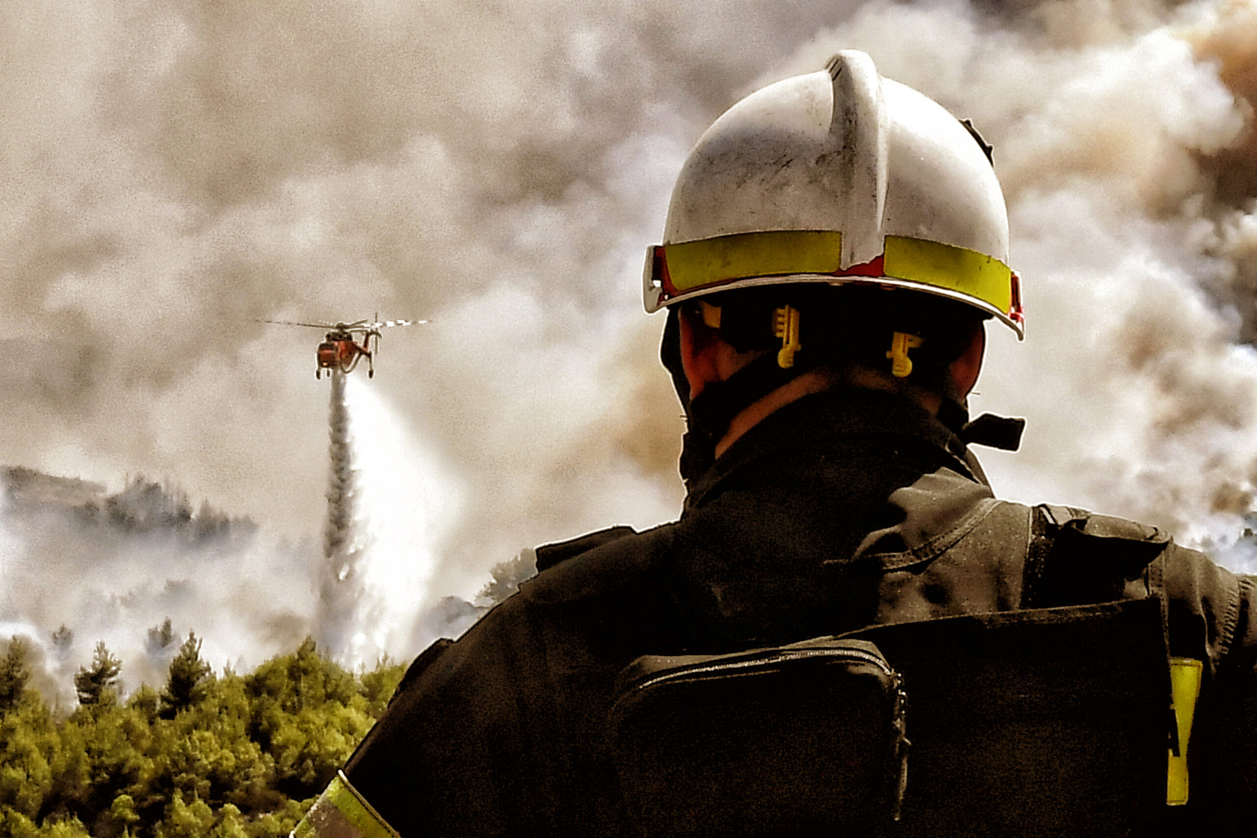 Καίγονται για 4η μέρα τα Βίλια – Συγκλονιστικό βίντεο από στρόβιλο φωτιάς