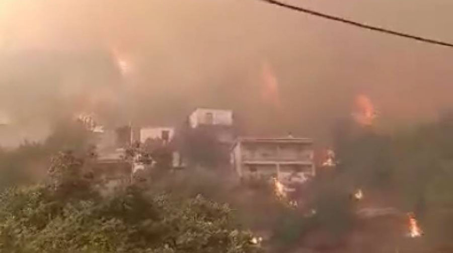 Πύρινη κόλαση στη Μεσσηνία: Η φωτιά καίει σπίτια στο Καρνάσι – Εκκενώνονται Διαβολίτσι, Μέλπεια και Βλαχόπουλο
