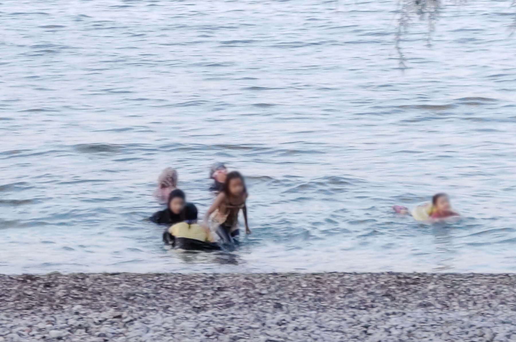 Μπάνιο με μπουρκίνι στην Επίδαυρο – Ξετρελάθηκαν με τη θάλασσα οι μουσουλμάνες (Εικόνες)