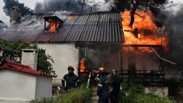 Πολιτική Προστασία: Επικίνδυνα για χρήση 112 κτίρια από τις φωτιές σε Αττική και Κορινθία