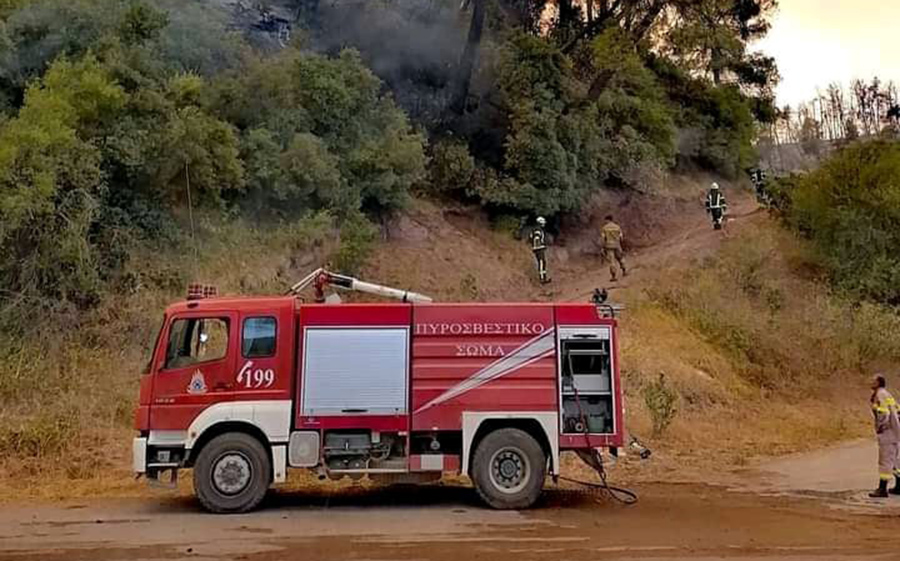 Τρεις πυρκαγιές ξέσπασαν ταυτόχρονα έξω από το Άργος και έκαναν τους πυροσβέστες να τρέχουν