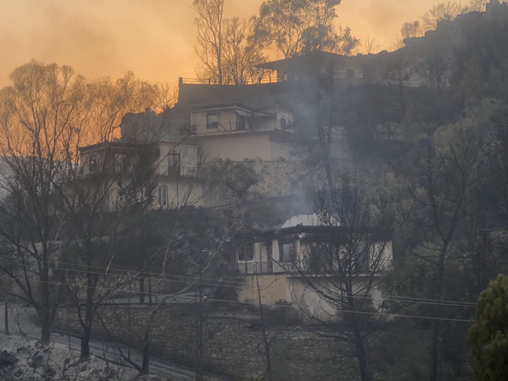Φωτιές: Πώς οι καπνοί από την Πελοπόννησο έφθασαν μέχρι την Κρήτη