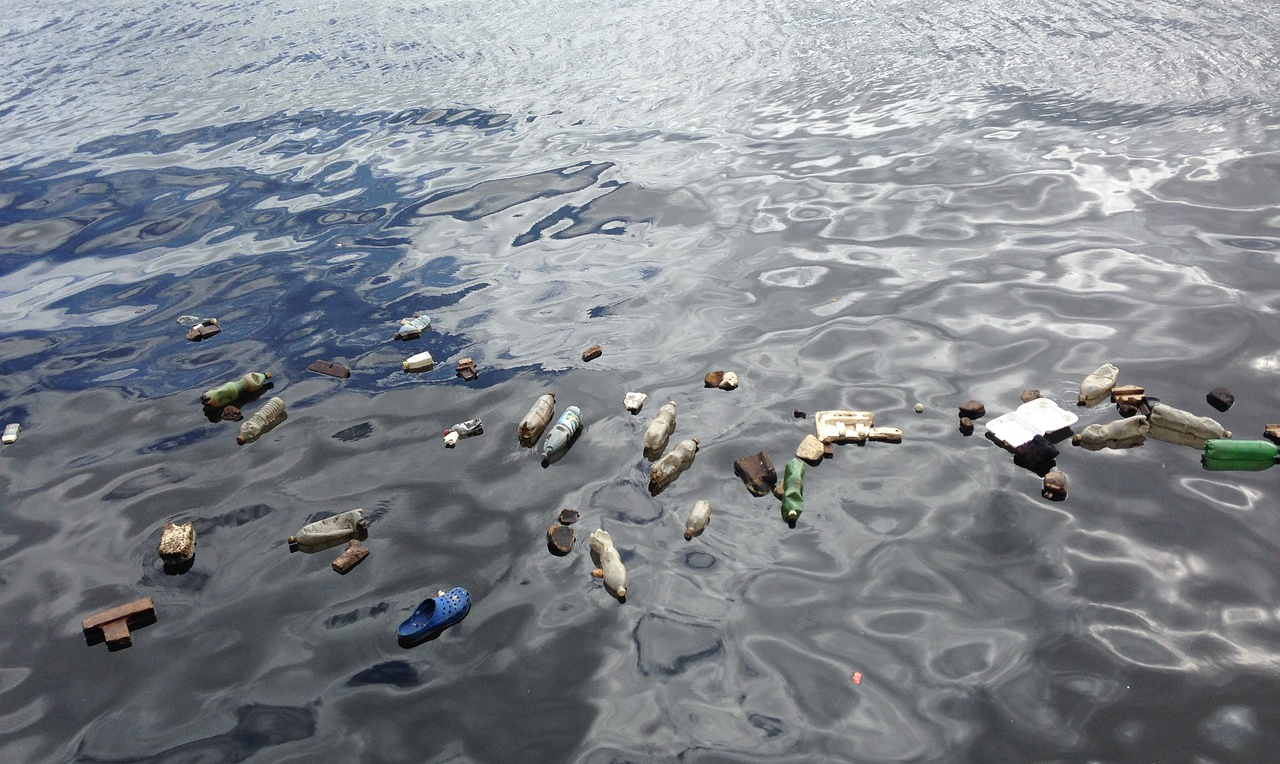 Αγωνία στο Μυρτώο: Εντοπίστηκαν εκτεταμένες πετρελαιοκηλίδες κοντά στο ναυάγιο