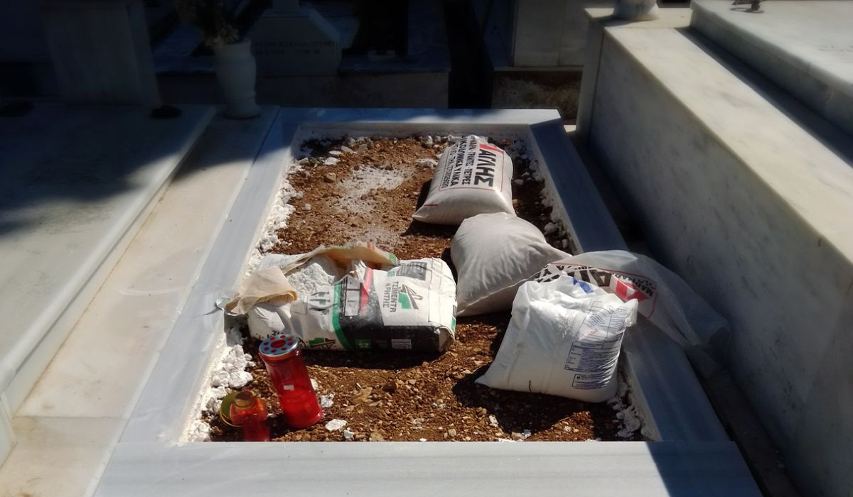 Σοκ στο Ναύπλιο: Ασυδοσία στο νεκροταφείο – Πήγε στον τάφο των γονιών του και βρήκε θαμμένο φίλο του