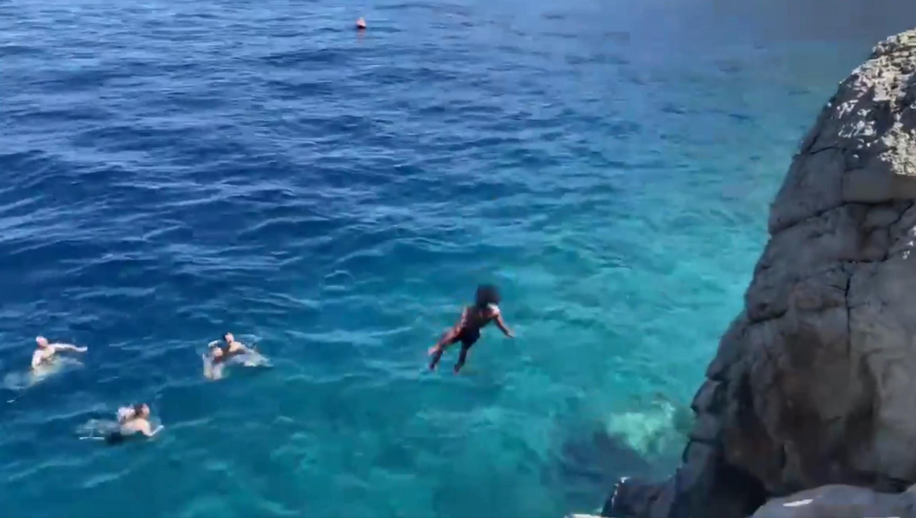 Τρολάρισμα Πιτίνο στην Ύδρα: Βούτηξε από τα 35 μέτρα αλλά δεν ήξερε κολύμπι!