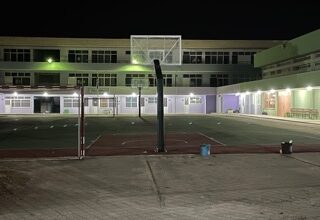 Προαύλιο σχολείου στο Δήμο Ερμιονίδας τη νύχτα