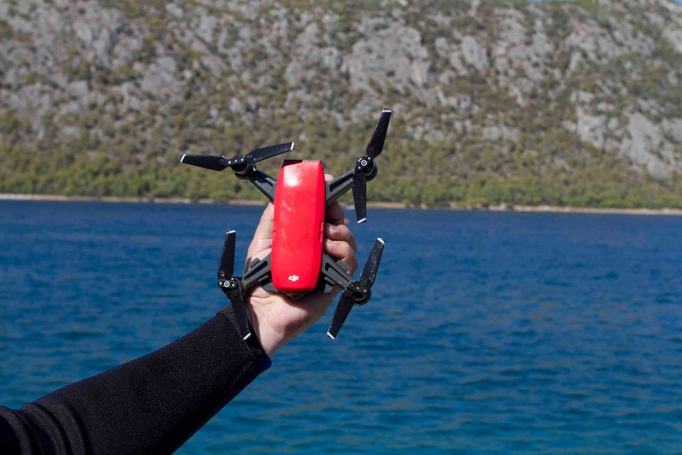 Βουλιαγμένη: Ψάρεψαν drone από το βυθό μαζί με σκουπίδια