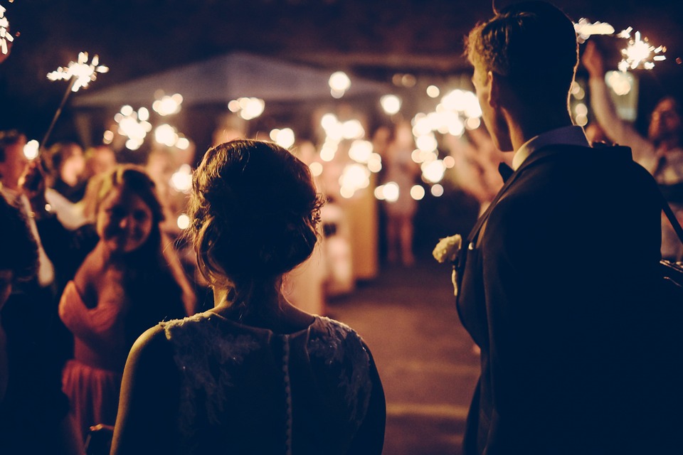Χαμός σε γάμο στην Πάτρα: Ο αδερφός του γαμπρού χόρευε και φιλιόταν με όλους ενώ είχε κορωνοϊό
