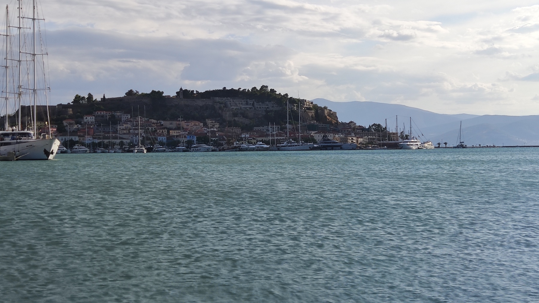Ναύπλιο: Πώς σώθηκε η 33χρονη στο «Νεράκι» – Η επιχείρηση του λιμενικού και η μεταφορά στο λιμάνι