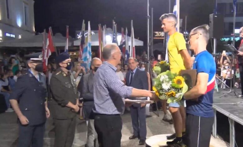 Ο δήμαρχος Σπάρτης απονέμει μετάλλια στους νικητές του αγώνα ΣΠΑΡΤΑΘΛΟΝ 2021