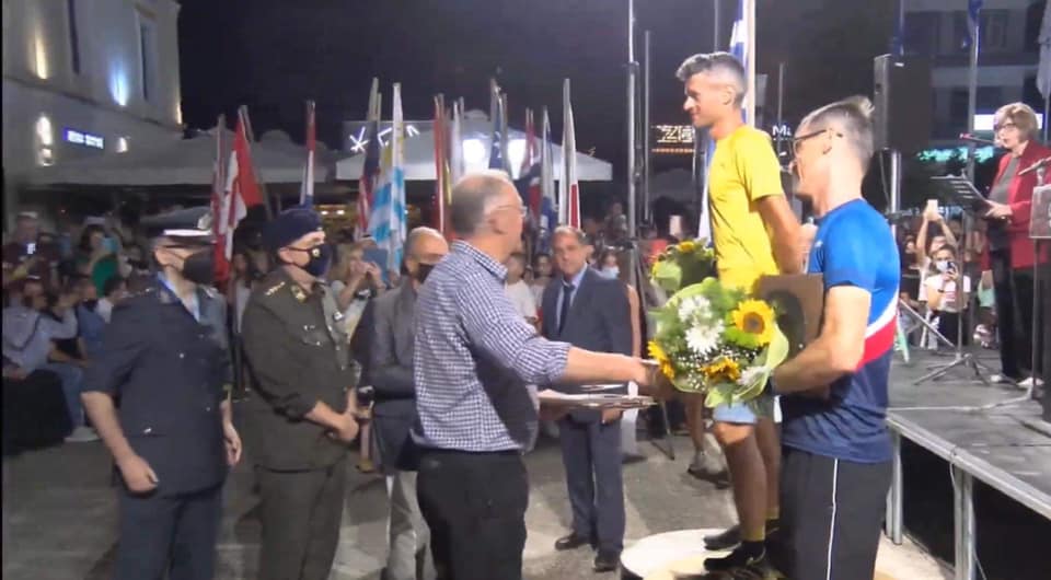 Ο δήμαρχος Σπάρτης απονέμει μετάλλια στους νικητές του αγώνα ΣΠΑΡΤΑΘΛΟΝ 2021