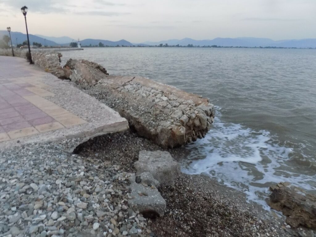 Γκρεμισμένα πρόσφατα ενετικά τείχη στην παραλία από τη διάβρωση της θάλασσας – ΦΩΤΟ Χ. Πιτερός
