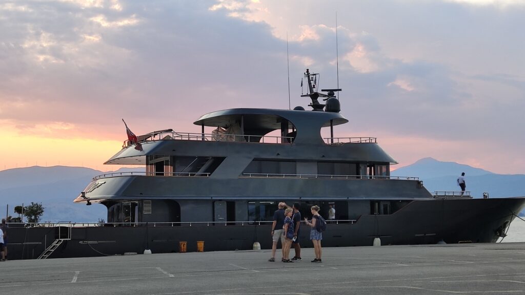 Θαλαμηγός 007 στο λιμάνι του Ναυπλίου (6)