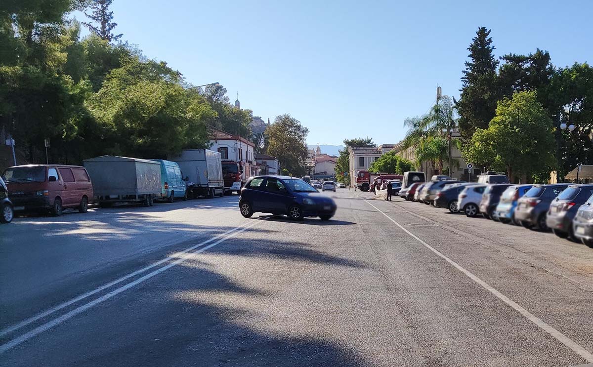 Ναύπλιο: Μερακλής οδηγός πάρκαρε στη μέση του δρόμου και εξαφανίστηκε