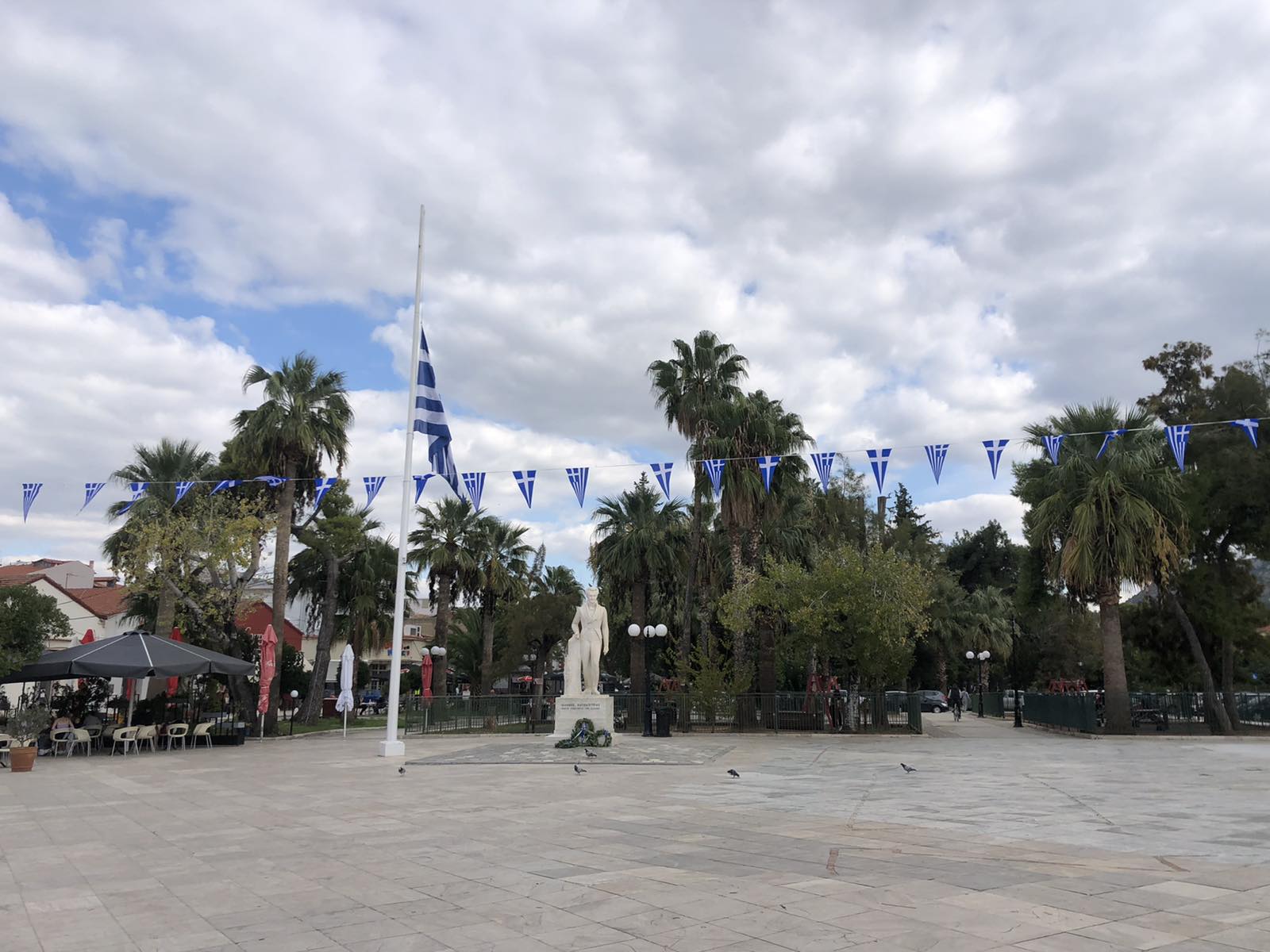 Μεσίστειες σημαίες στο Ναύπλιο- Άγαλμα Καποδίστρια