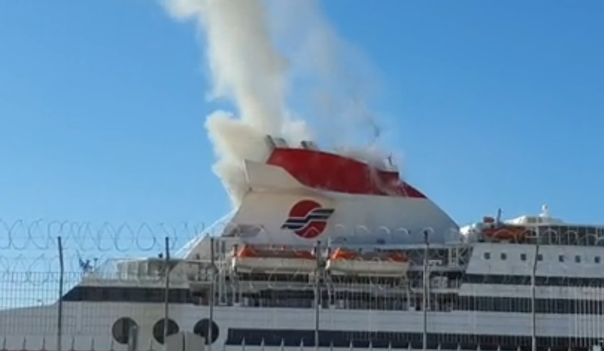 Φωτιά σε πλοίο στο λιμάνι της Πάτρας