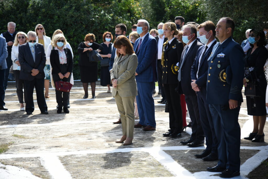 Παρουσία της Προέδρου της Δημοκρατίας κ. Κατερίνας Σακελλαροπούλου τελέσθηκε σήμερα στην Γιάλοβα η επιμνημόσυνη δέηση υπέρ αναπαύσεως των θανόντων Γάλλων από θέρμες κατά την περίοδο 1828-1832.