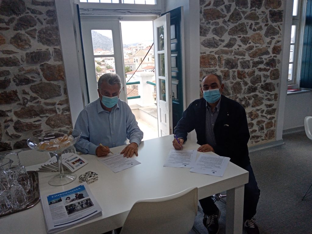Ο Γιάννης Γεωργόπουλος κατά την υπογραφή σύμβασης έργου στο Δήμο Ερμιονίδας