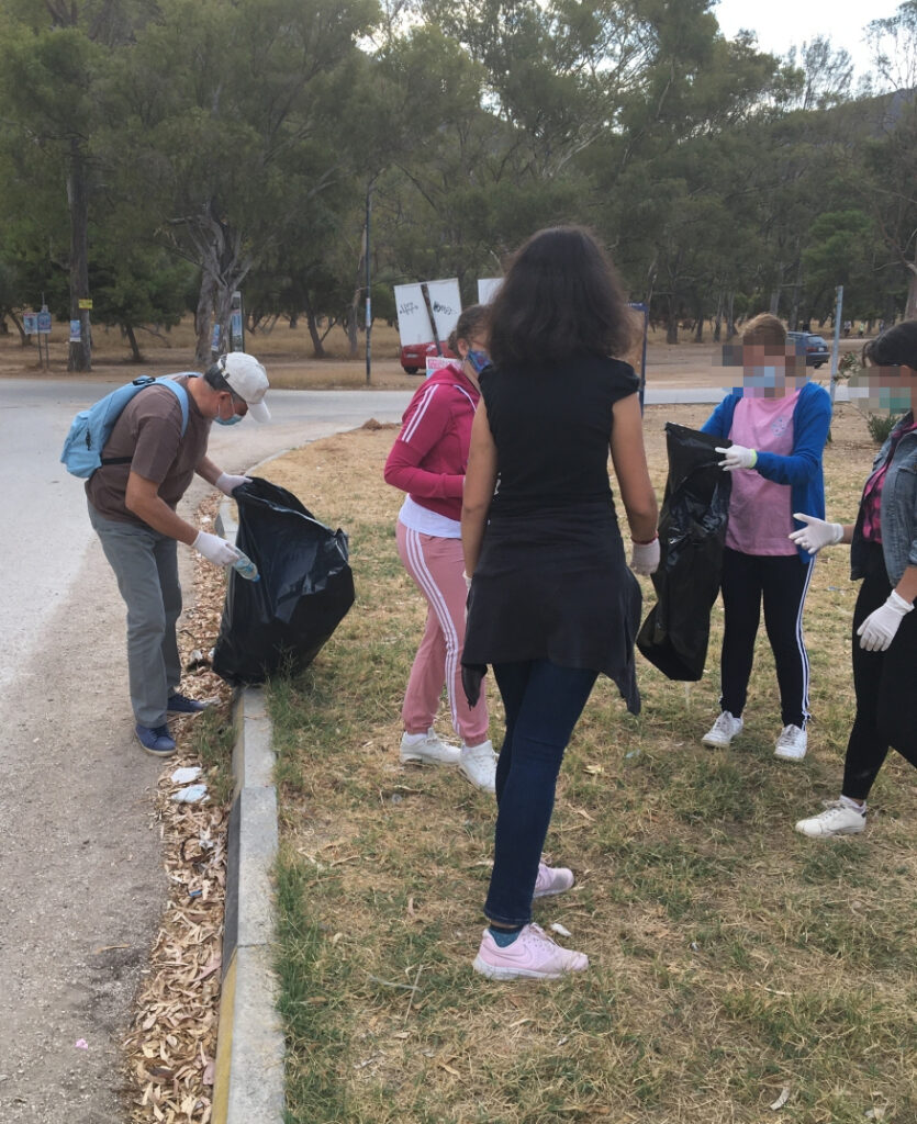 Μαθητές καθάρισαν την Καραθώνα από τα σκουπίδια