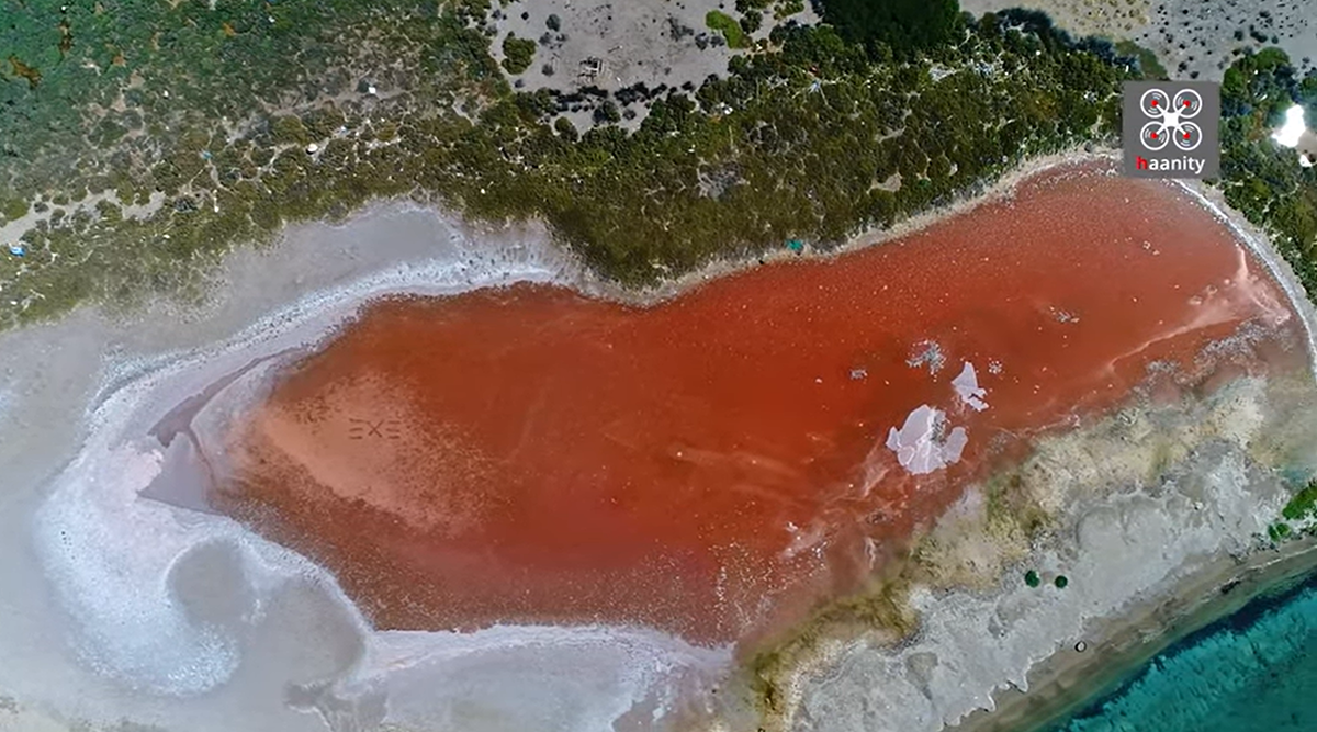 Το επίπεδο νησί – γρίφος του Αργοσαρωνικού σε σχήμα σπαθιού με την κόκκινη λίμνη