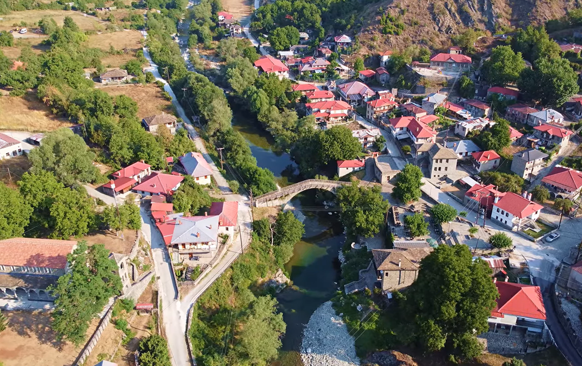 Βοβούσα: Το απίστευτα όμορφο χωριό στη σκιά της αλπικής Βόρειας Πίνδου