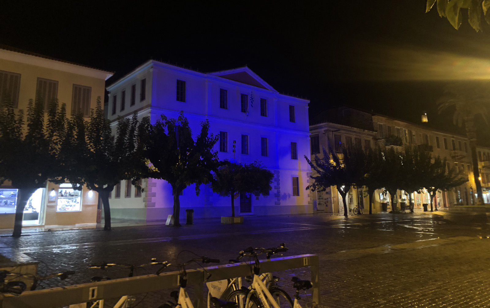 Ναύπλιο: Γιατί ντύθηκε στα μπλε το δημαρχείο;