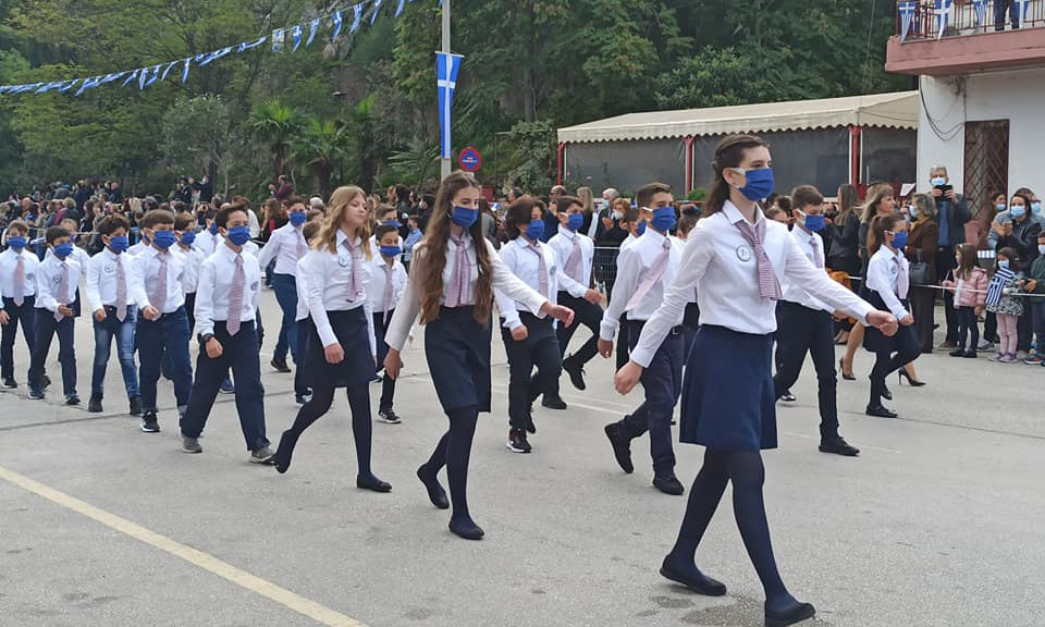 Πάνω από 10 παιδάκια με κορωνοϊό στο Ναύπλιο – Τα υπόλοιπα τα έβαλαν και παρέλασαν με μάσκες