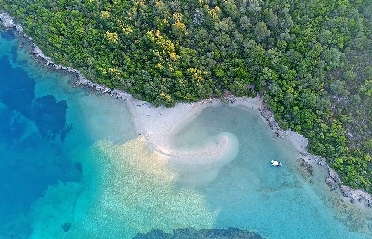 Δείτε την Ελληνική παραλία σε σχήμα σαλιγκαριού όπου μπορείς να επιλέξεις τη θερμοκρασία του νερού
