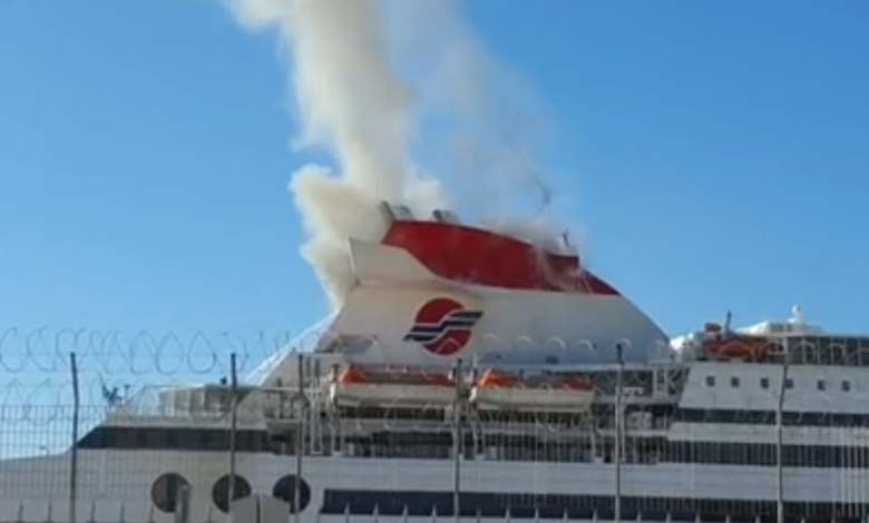Φωτιά σε πλοίο στο λιμάνι της Πάτρας