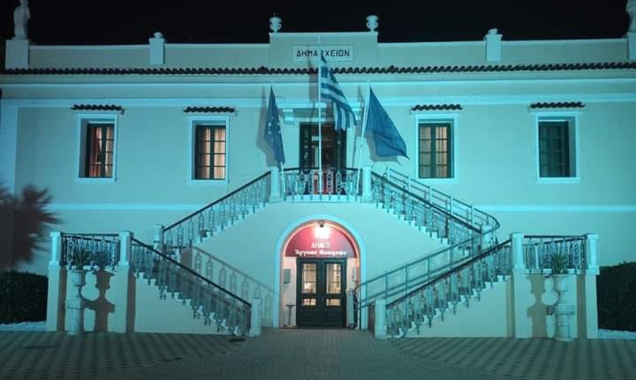 Άργος: Γιατί φωταγωγήθηκε μπλε το παλιό δημαρχείο