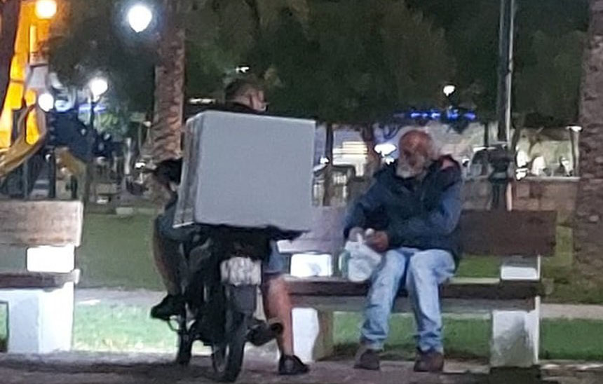 Ο ντελιβεράς και ο άστεγος – Η viral φωτογραφία στην Πάτρα που «γκρέμισε» τα social media
