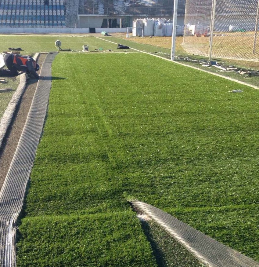 η αντικατάσταση τεχνητού χλοοτάπητα στα γήπεδα ποδοσφαίρου Ερμιόνης και Πορτοχελίου.