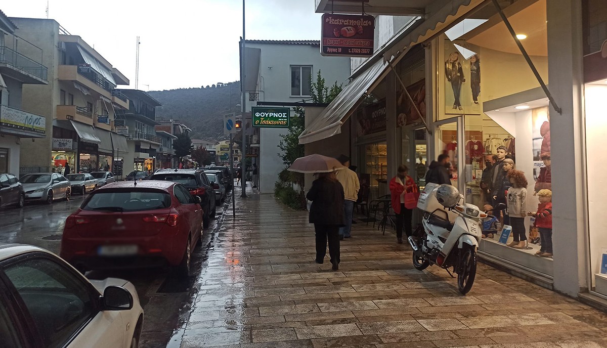 Αργολίδα: Black Friday με βροχή και μειωμένη κίνηση στην αγορά