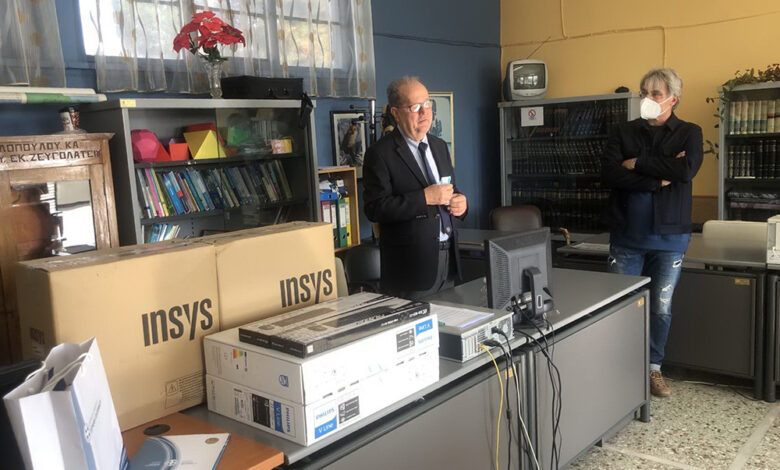 Δύο ηλεκτρονικούς υπολογιστές παρέδωσε στο 1ο Λύκειο Τρίπολης, το οποίο επισκέφθηκε το πρωί χθες, Πέμπτη 18 Νοεμβρίου, ο περιφερειάρχης Πελοποννήσου, Παναγιώτης Νίκας.
