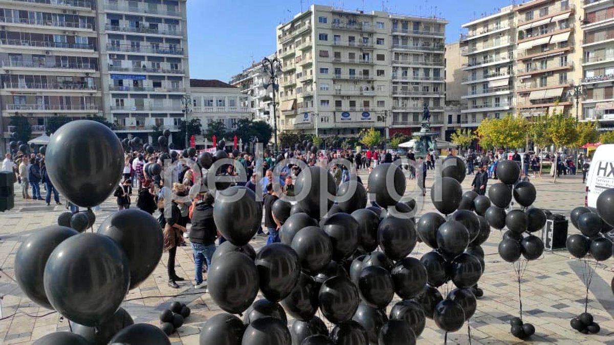 Πάτρα: Γέμισε μαύρα μπαλόνια η πλατεία Γεωργίου