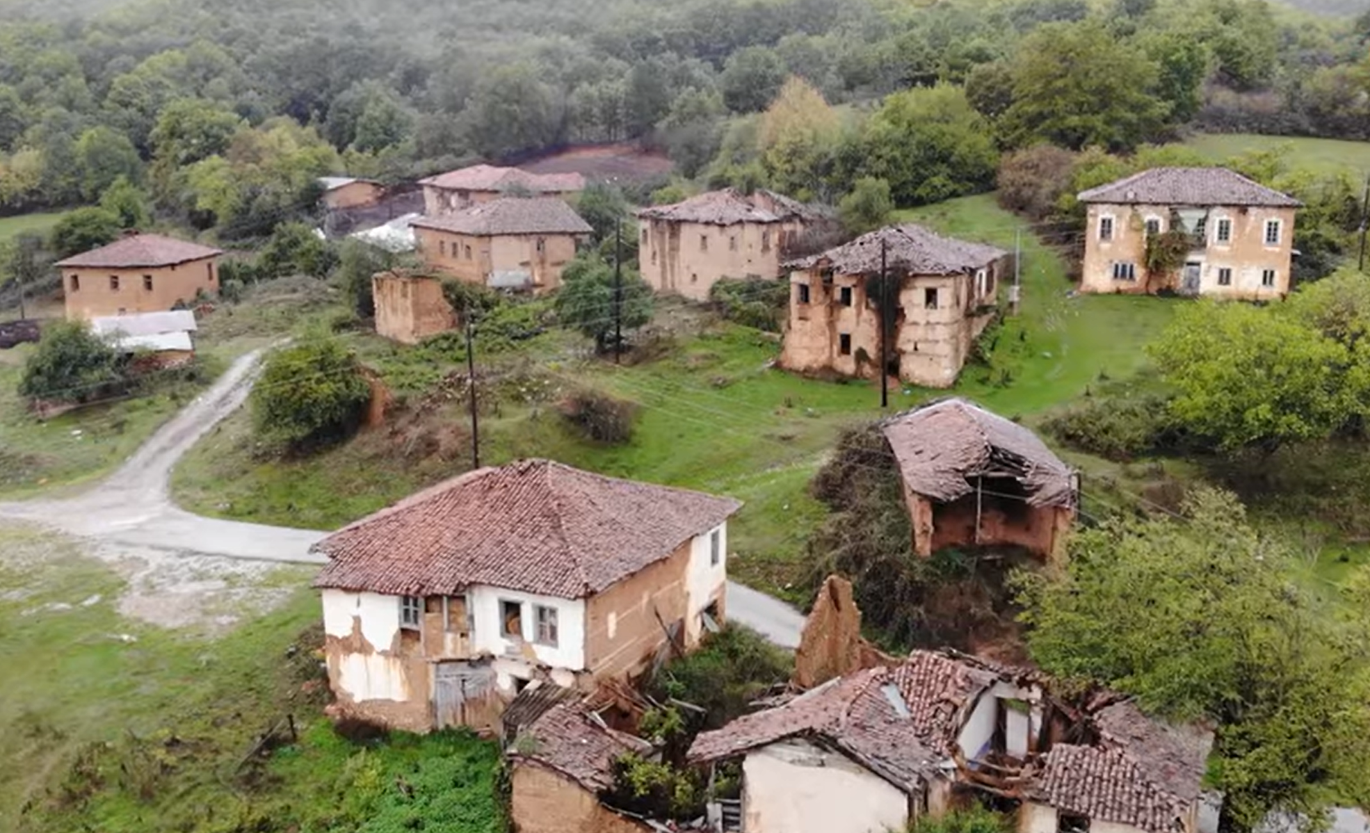 Το ερειπωμένο χωριό της Ελλάδας που έχει αποτελέσει σκηνικό για ταινία του Τζέιμς Μποντ