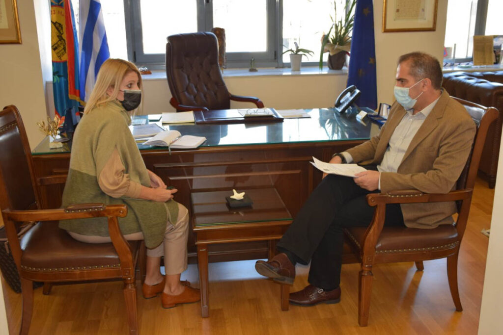 Δήμαρχος Καλαμάτας Θ. Βασιλόπουλος και Πρόεδρος Συλλόγου Κουρέων Κομμωτών Κέλλυ Φερέτου