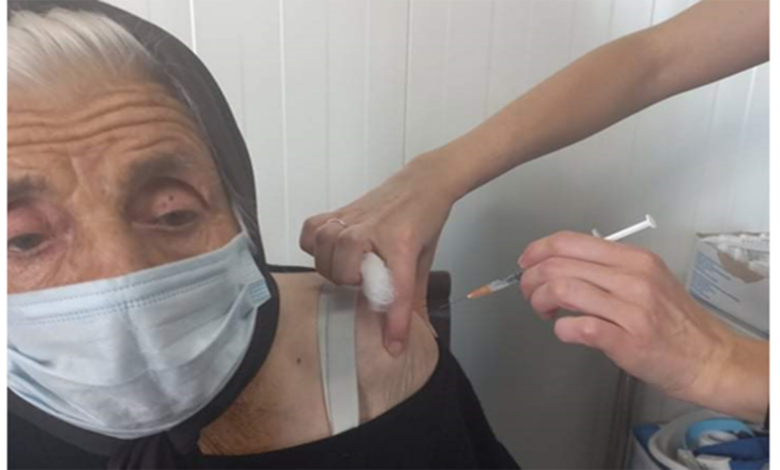 Η 100 ετών γιαγία από τη Λακωνία προτρέπει τον κόσμο να εμβολιαστεί