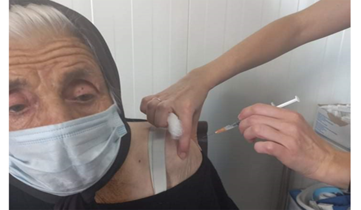 Λακωνία: «Εμβολιαστείτε με την τρίτη δόση» προτρέπει η 100 ετών γιαγιά Ελένη