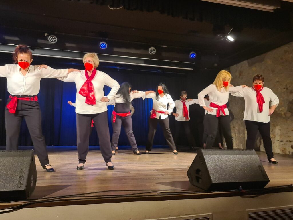 Η χορευτική ομάδα του συλλόγου «Κίνηση Γυναικών Κουρτακίου» παρουσίασε τον «Ζορμπά»