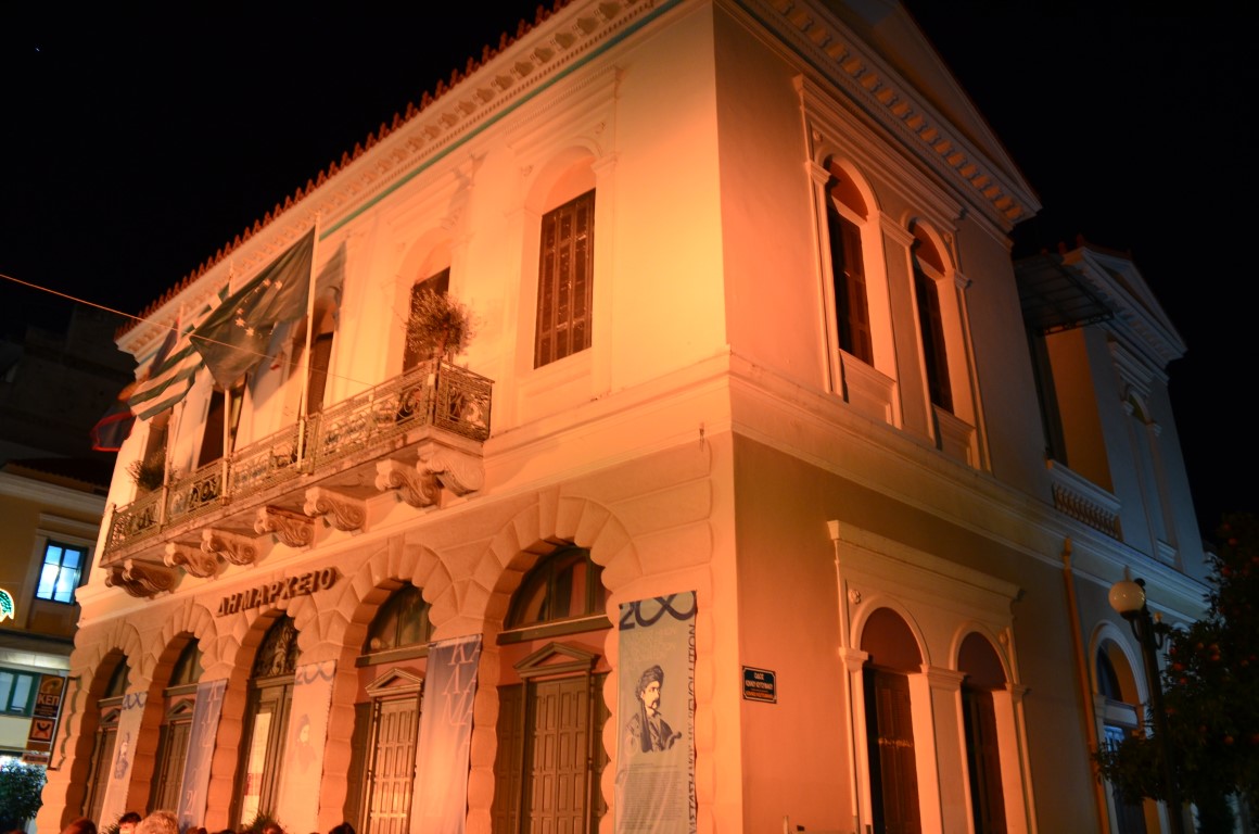 Καλαμάτα: Γιατί βάφτηκε πορτοκαλί το ιστορικό δημαρχείο